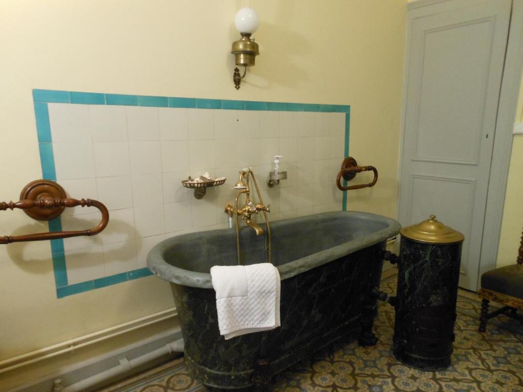 La Maison de la Tour tesisinde bir banyo