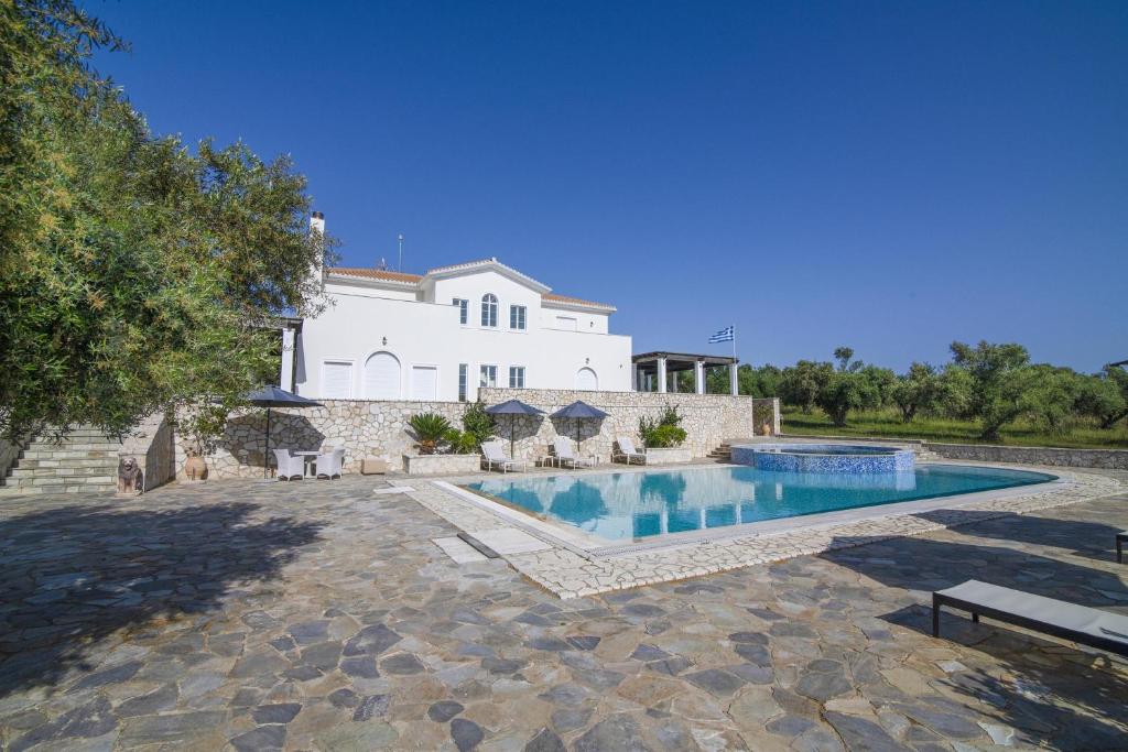 Kastro Kyllini的住宿－Amazing Pool Villa Kyllini Sea View - Happy Rentals，一座别墅,在一座建筑前设有一个游泳池