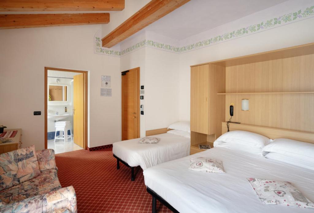 Łóżko lub łóżka w pokoju w obiekcie Hotel Villa Emma