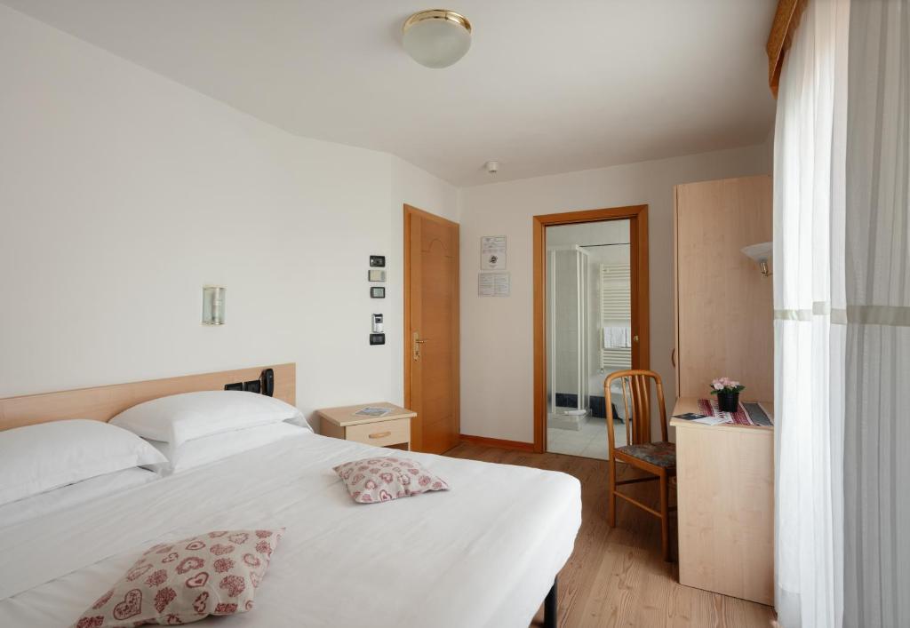 Łóżko lub łóżka w pokoju w obiekcie Hotel Villa Emma