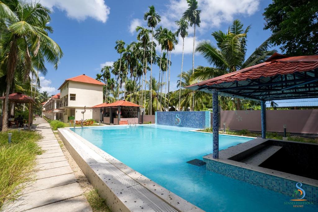 una gran piscina azul con un pabellón en Senses Havelock resort, en Isla Havelock