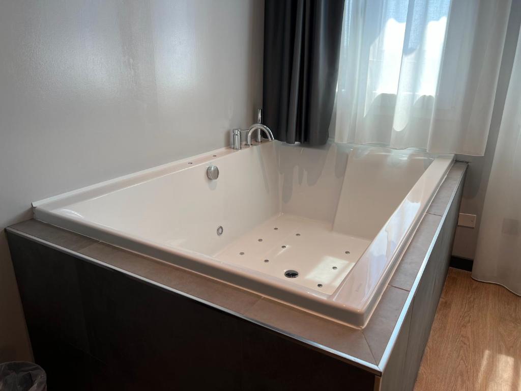 Fotografie z fotogalerie ubytování Hotel Leonessa v destinaci Brescia