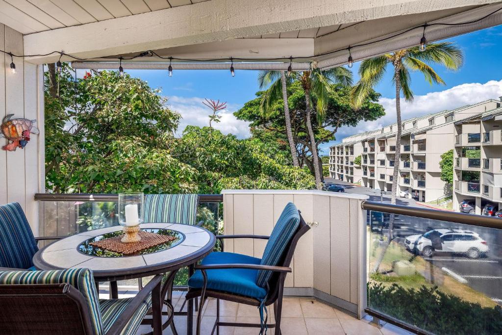 Μπαλκόνι ή βεράντα στο Kailua Bay Resort 4-206 Corner Oceanview Downtown Unit