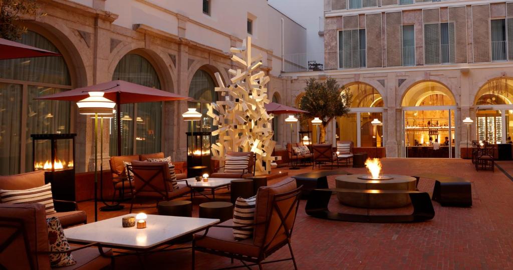 een restaurant met tafels en stoelen en een kerstboom bij Convent Square Lisbon, Vignette Collection, an IHG Hotel in Lissabon
