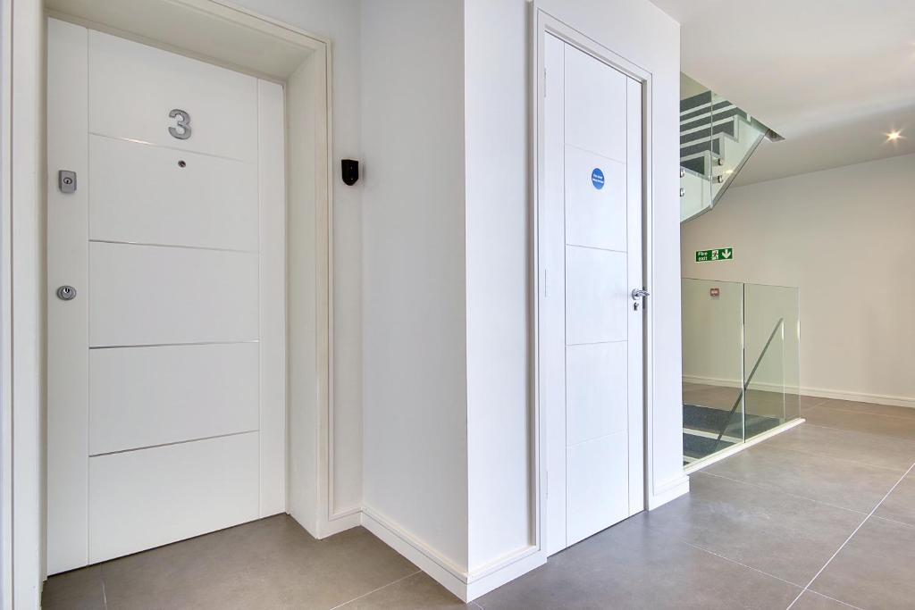Fotografie z fotogalerie ubytování Luxury 2 bed 2 bath Apartment v destinaci Canford Cliffs