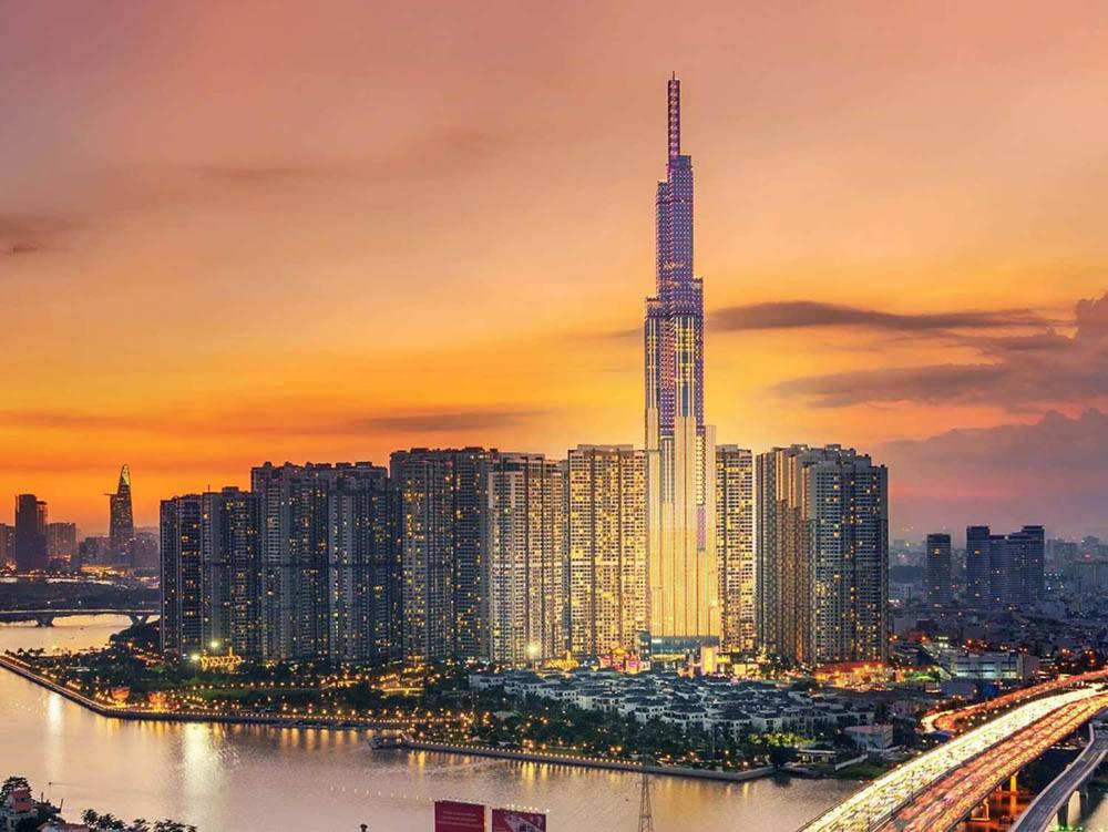 uma vista para uma cidade com um arranha-céus alto em Landmark 81 - Luxury 1,2,3,4 Bedroom Apartments - Stay in the Top of Vietnam em Ho Chi Minh