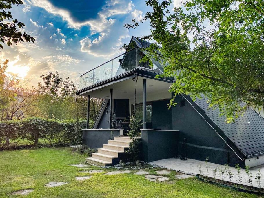 Una casa con techo de cristal y escaleras de acceso. en Shore of Sapanca Lake Çatı Villa Lakehouse, en Kartepe