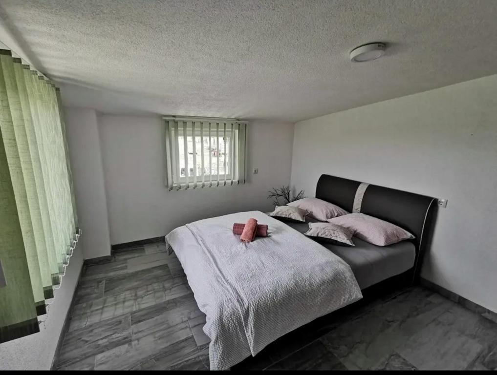 ein Schlafzimmer mit einem großen Bett mit rosa Kissen in der Unterkunft Gostionica Kod Krlje in Nova Topola