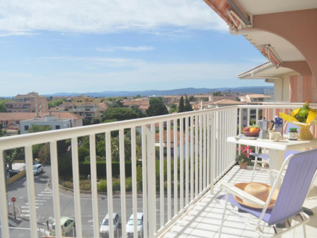 un balcon avec une table et des chaises et une vue dans l'établissement Appartement à Fréjus avec terrasse et ménage inclus - FR-1-226A-66, à Fréjus