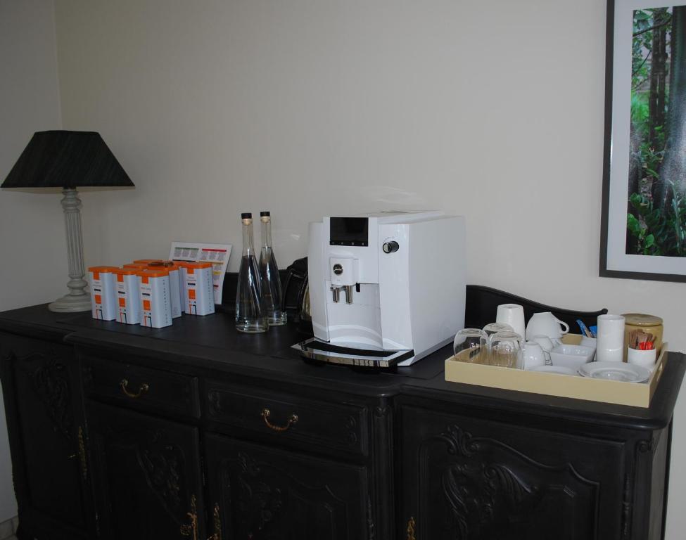 a coffee maker sitting on top of a black dresser at B&B Coup de Coeur in Moorslede