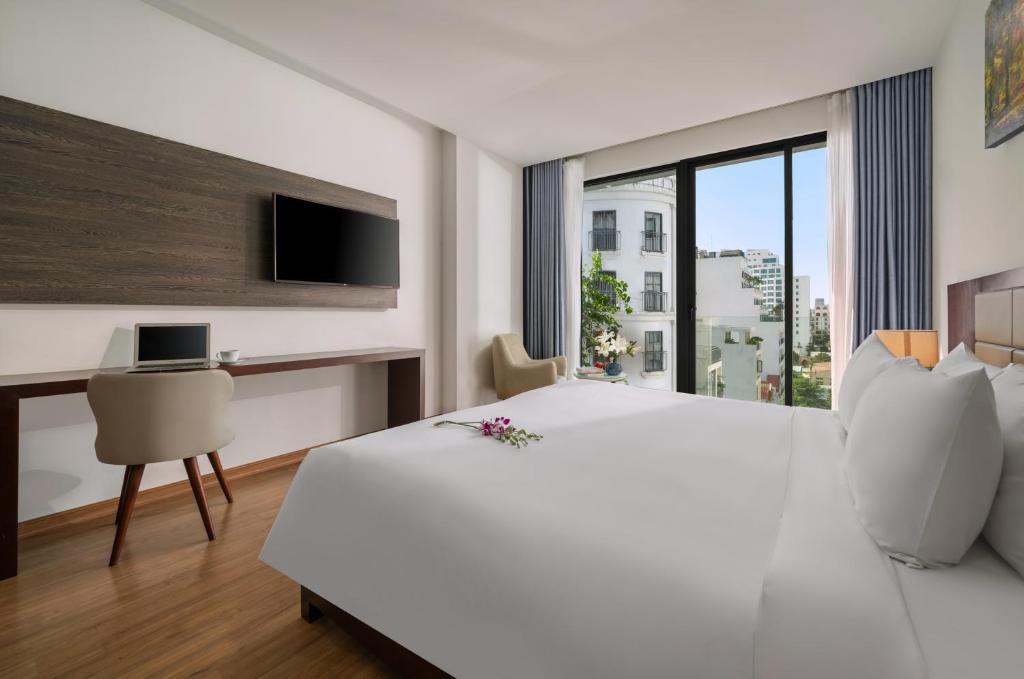 Junior Balcony Double with Bathtub (Welcome Fruit)