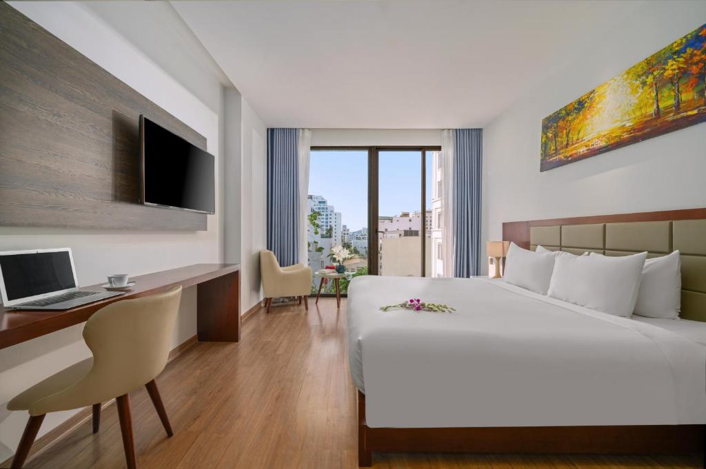 Junior Balcony Double with Bathtub (Welcome Fruit)