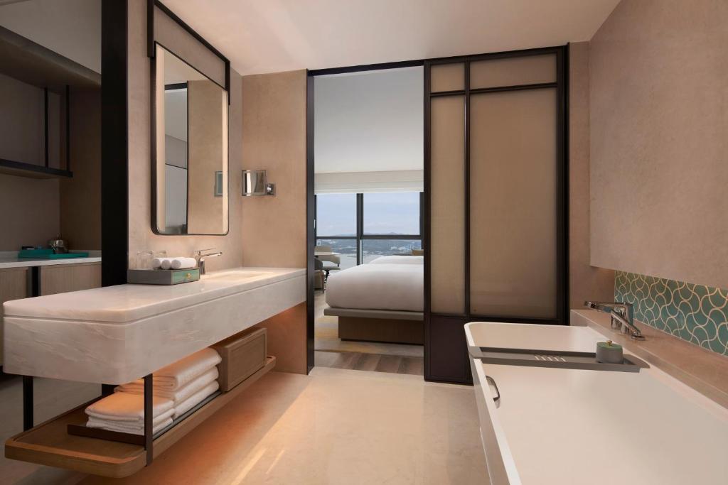 Postel nebo postele na pokoji v ubytování Shantou Marriott Hotel
