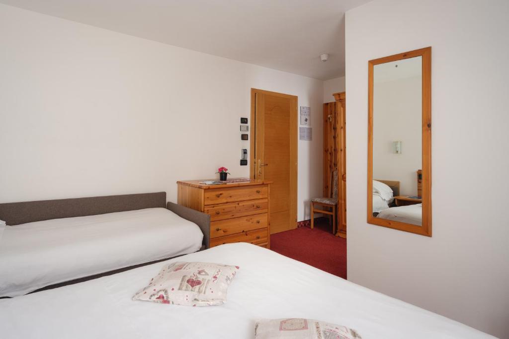 Łóżko lub łóżka w pokoju w obiekcie Hotel Villa Emma