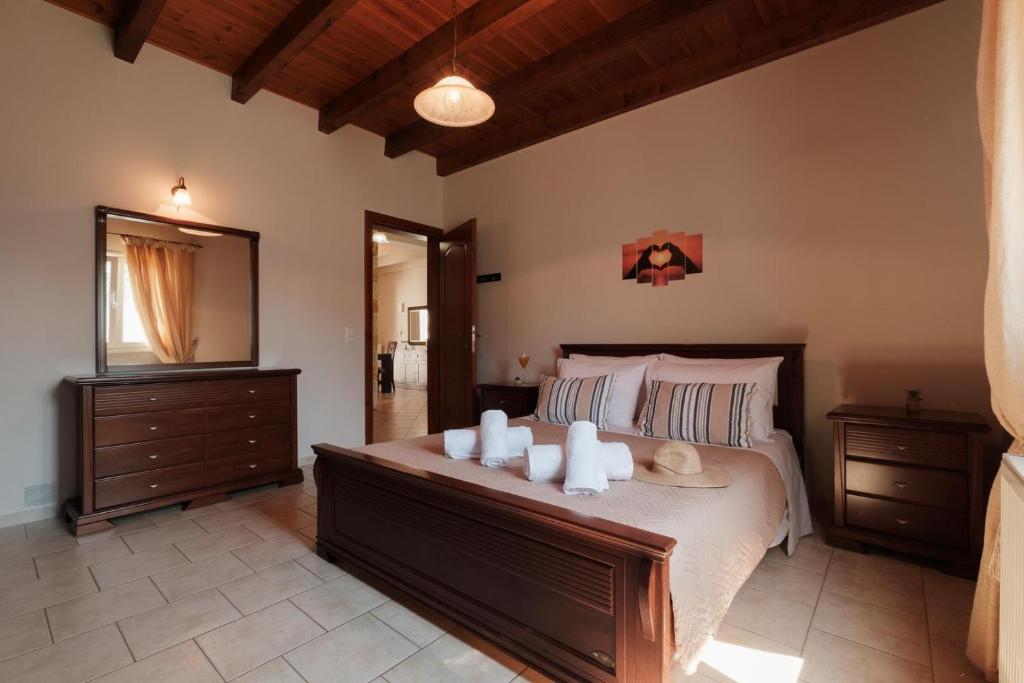 A bed or beds in a room at Villa Xampelo
