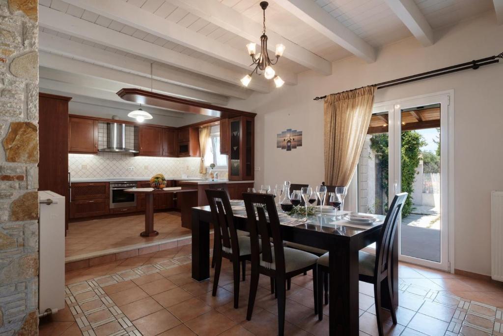 A kitchen or kitchenette at Villa Xampelo