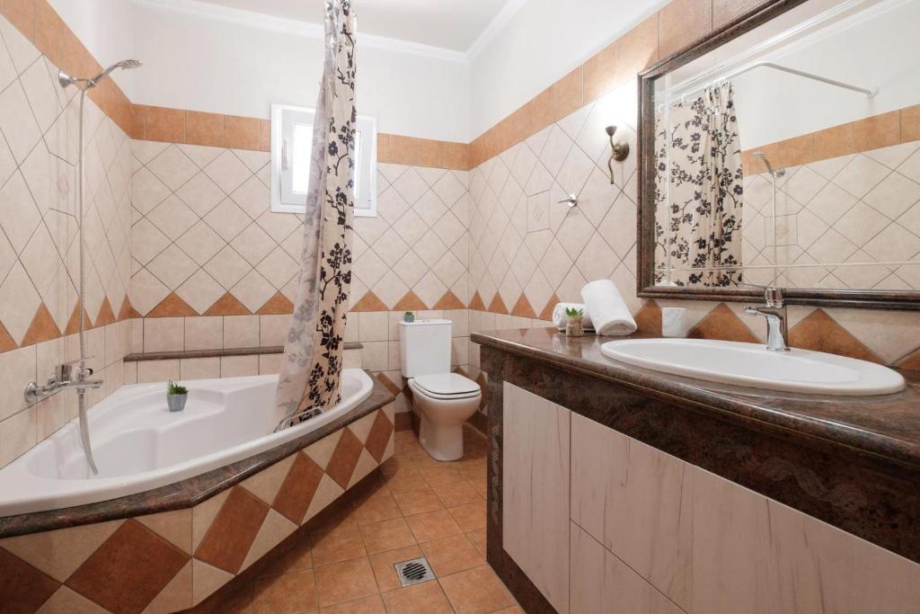 A bathroom at Villa Xampelo
