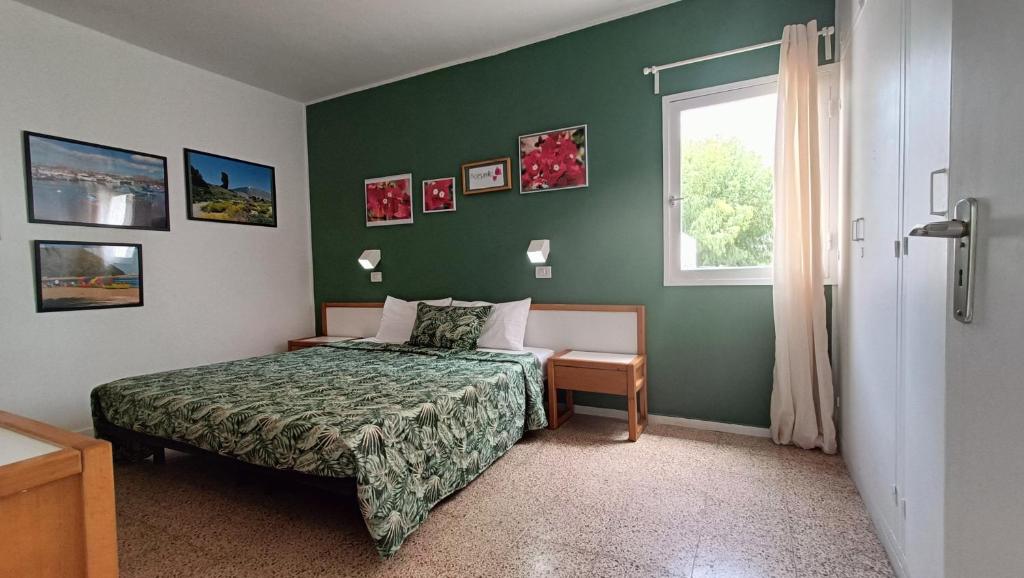 une chambre avec un lit et une fenêtre dans l'établissement Bouganville en Eureka, à Costa del Silencio