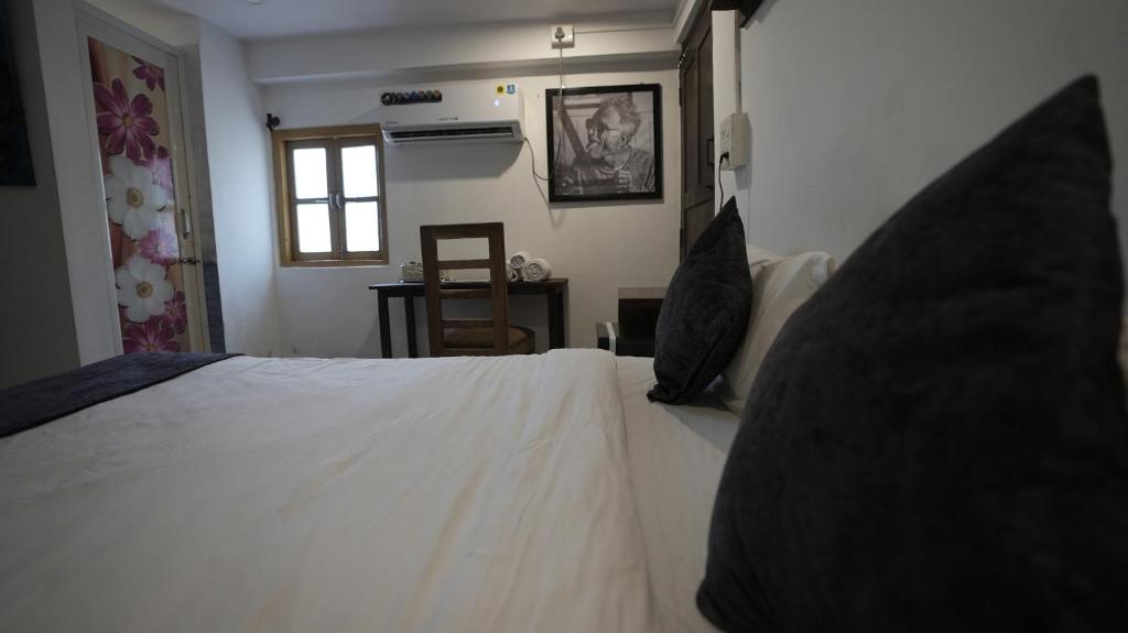 Postel nebo postele na pokoji v ubytování Anjoned Hostel & Cafe