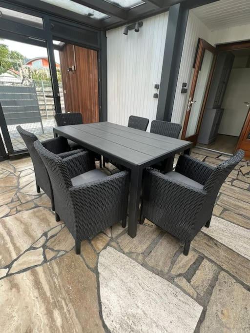 una mesa negra y sillas en un patio en OF01 71m² große Unterkunft für bis zu 5 Personen, en Heusenstamm