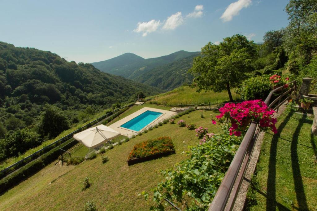 Výhľad na hory alebo výhľad na hory priamo z of the bed and breakfast