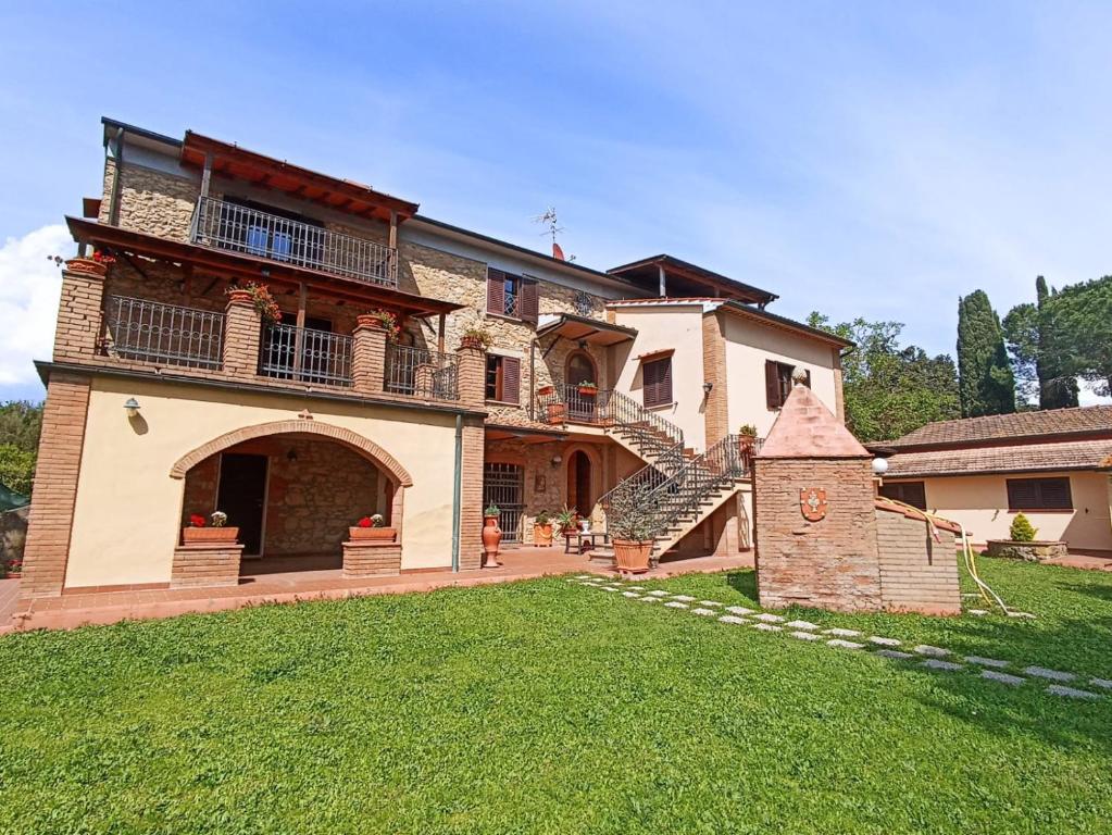Casa grande con escalera y patio en Villa Blick en Guardistallo