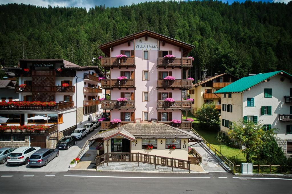 widok z powietrza na hotel z samochodami zaparkowanymi na parkingu w obiekcie Hotel Villa Emma w Madonna di Campiglio
