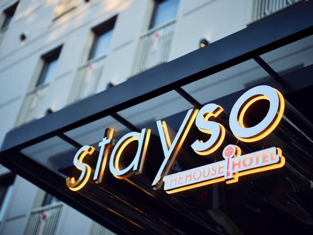 هتل Stayso The House, آژانس هواپیمایی آسمان سپید