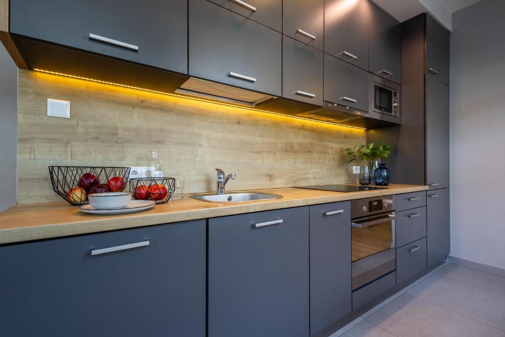 Kuchyňa alebo kuchynka v ubytovaní Apartament 24 AbsyntApart Rynek Wrocław