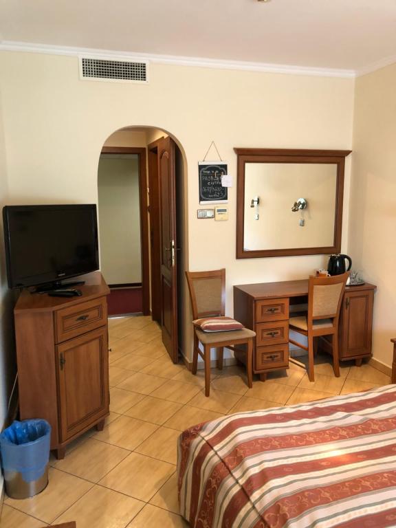 TV a/nebo společenská místnost v ubytování Hotel Ajka 1