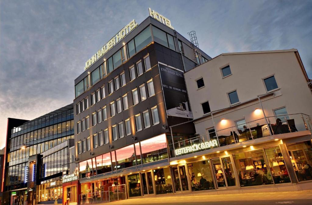 un bâtiment situé dans une rue en face d'un bâtiment dans l'établissement Best Western Plus John Bauer Hotel, à Jönköping
