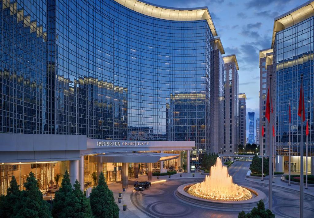 eine Stadt mit einem Brunnen vor einem Gebäude in der Unterkunft Grand Hyatt Beijing in Peking