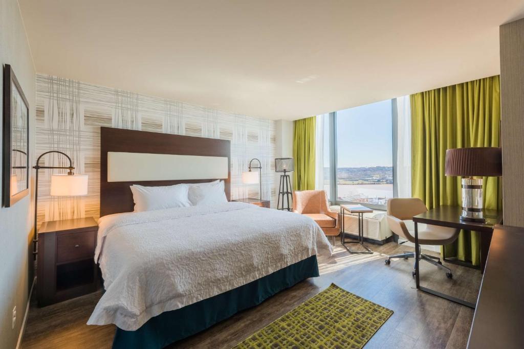 Hampton Inn & Suites Washington, D.C. - Navy Yard - King Room With Stadium View