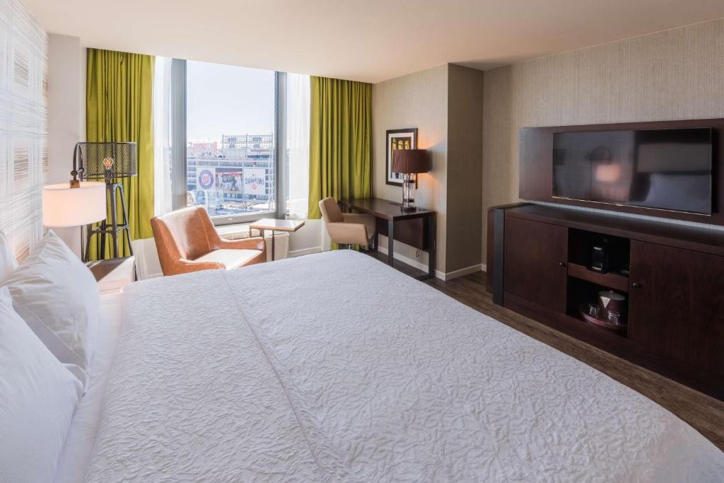 Hampton Inn & Suites Washington, D.C. - Navy Yard - King Room - Non-Smoking