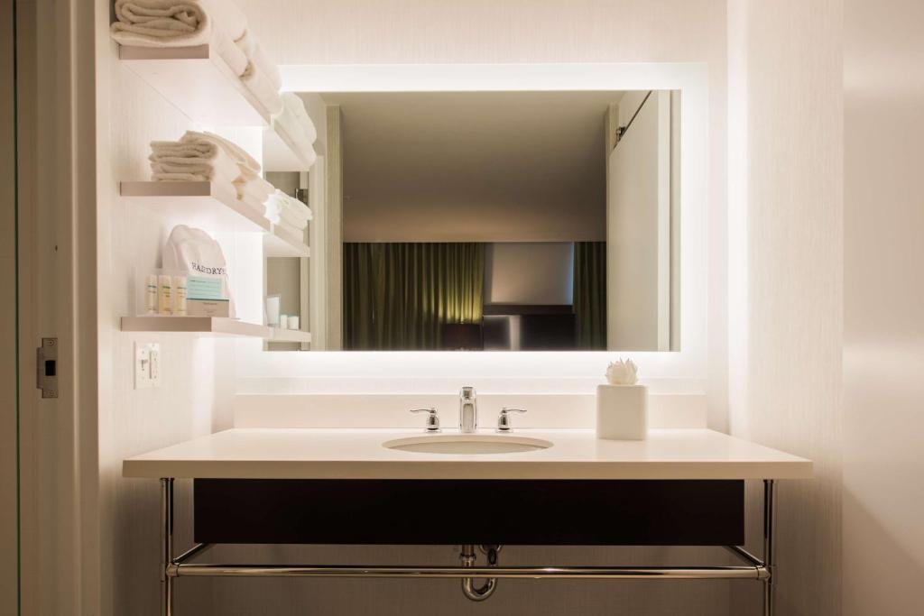 Hampton Inn & Suites Washington, D.C. - Navy Yard - King Room With Shower - Non-Smoking