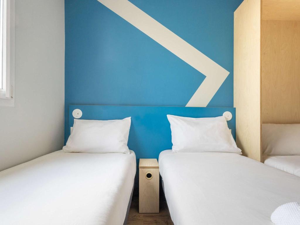 ナンテールにあるibis budget Nanterre la Defenseのベッド2台が隣同士に設置された部屋です。