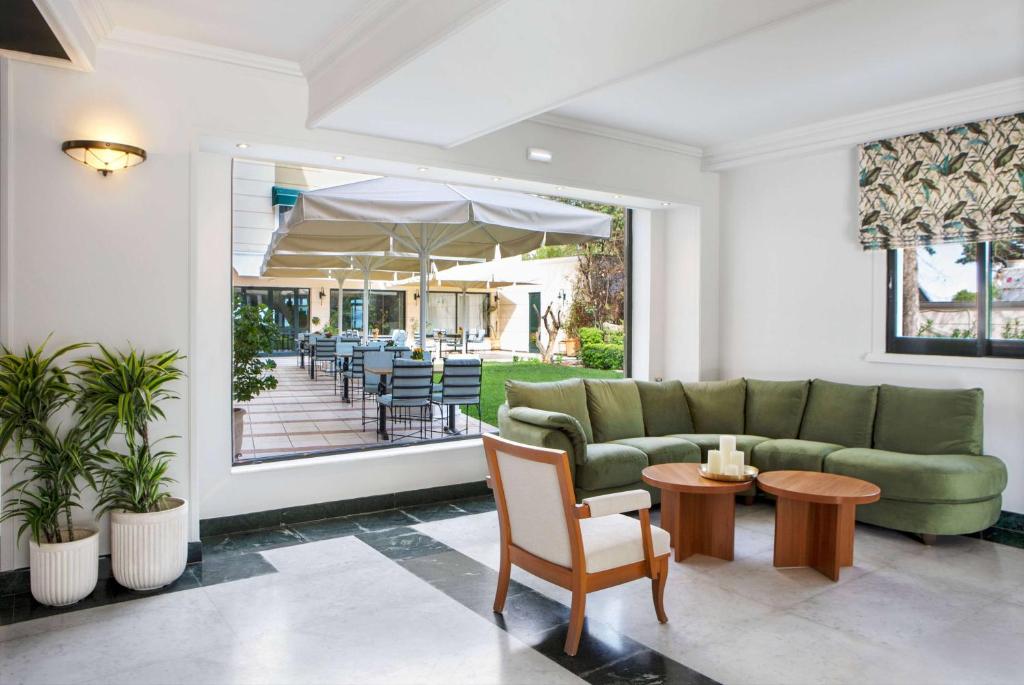 Posezení v ubytování Ramada by Wyndham , Athens Club Attica Riviera