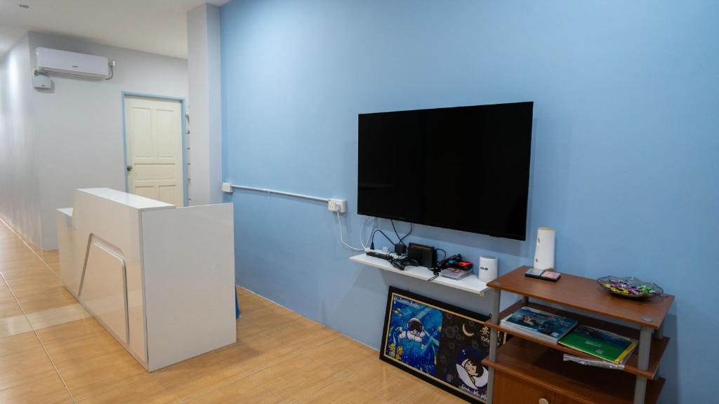 TV a/nebo společenská místnost v ubytování Bubble House Semporna 泡泡屋