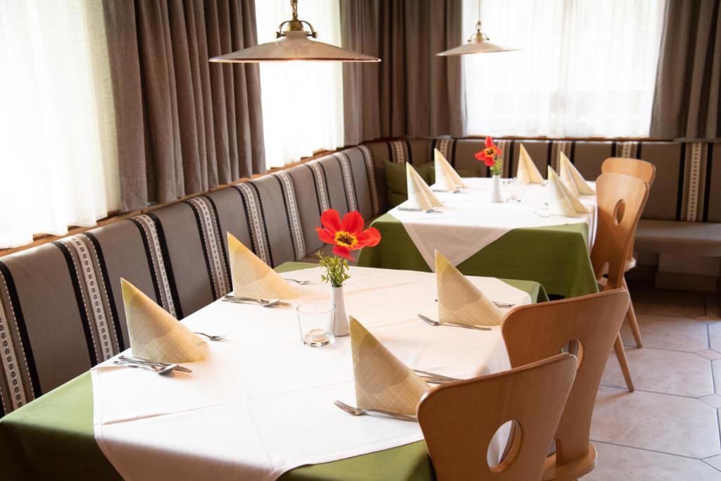 rzędu stołów z serwetkami w restauracji w obiekcie Gasthof Innerwalten w mieście San Leonardo in Passiria