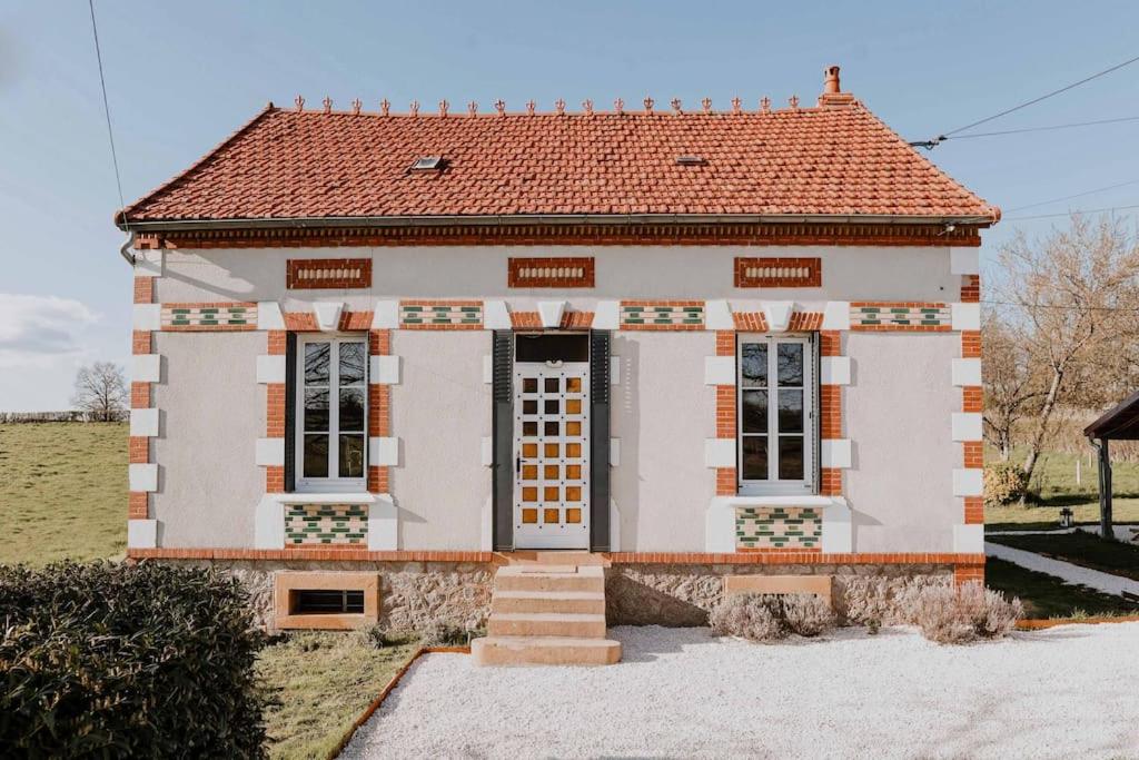 una pequeña casa con techo rojo en Maison avec jacuzzi, 