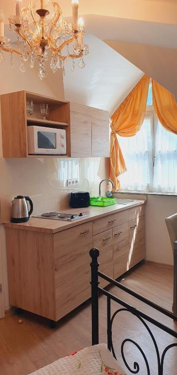 Kuchyňa alebo kuchynka v ubytovaní Karmelita Boutique Apartman