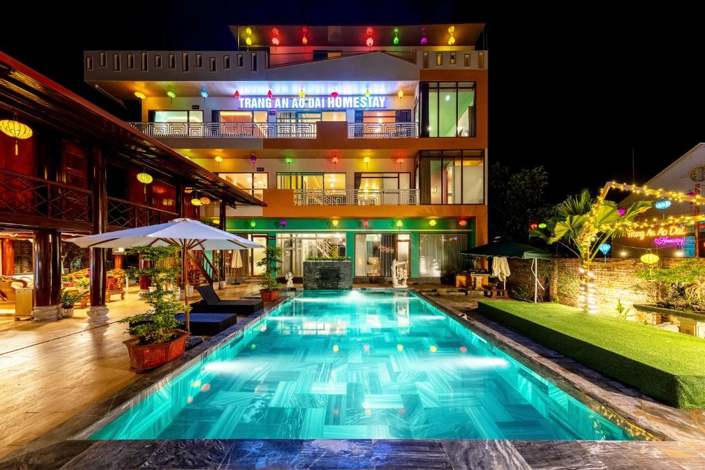 una piscina di fronte a un edificio di notte di Trang An Ao Dai Homestay a Ninh Binh