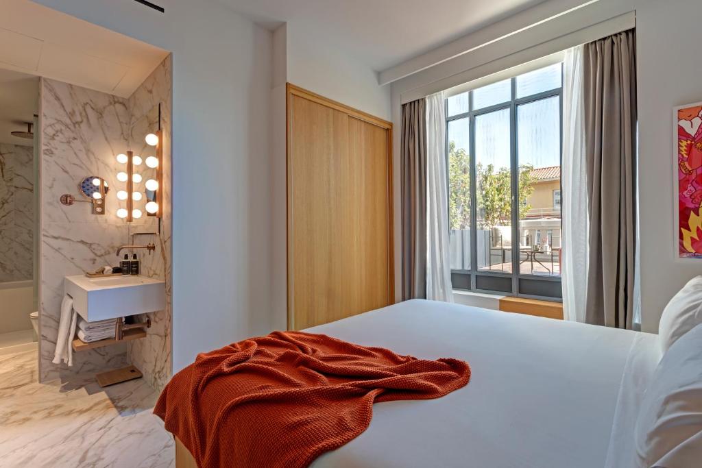 Postel nebo postele na pokoji v ubytování UMusic Hotel Madrid
