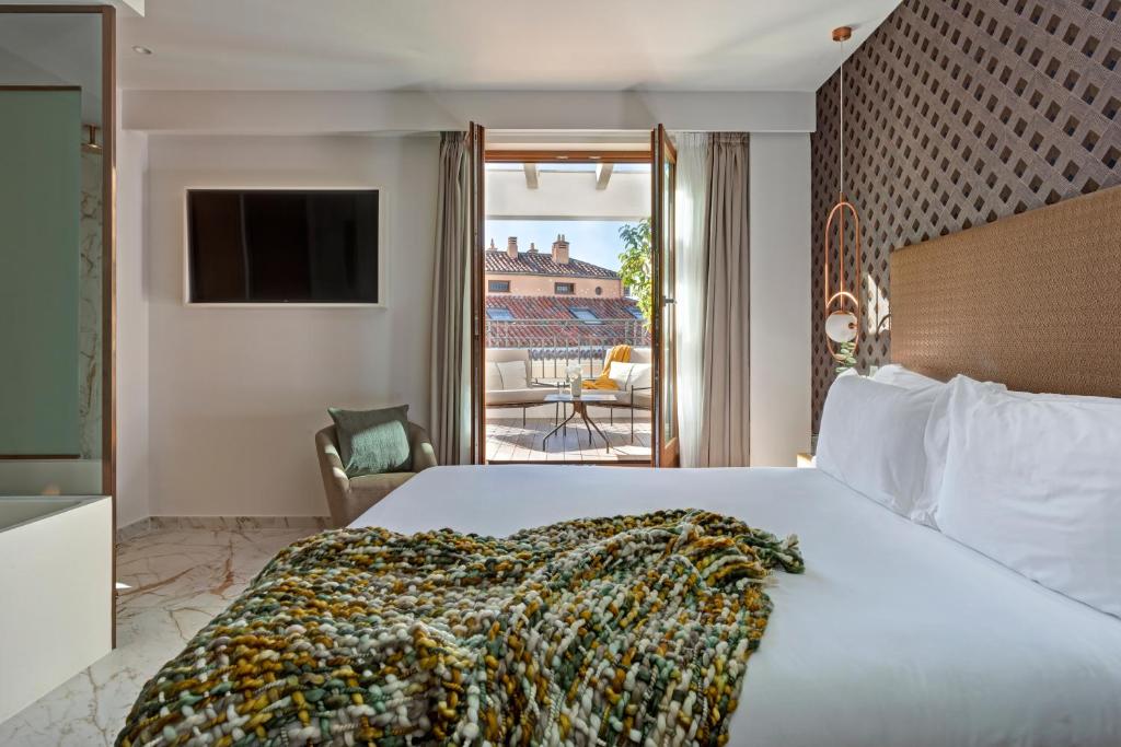 Postel nebo postele na pokoji v ubytování UMusic Hotel Madrid