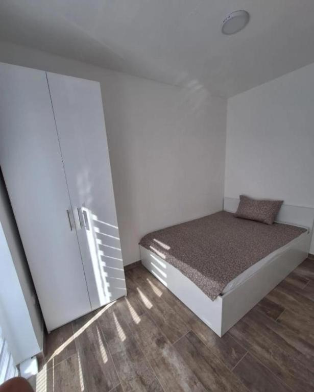 Postel nebo postele na pokoji v ubytování Apartmani KOKI Kladovo