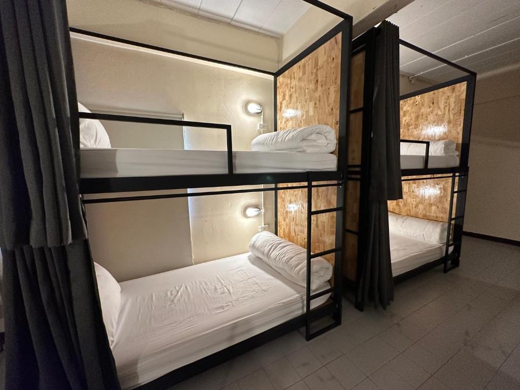 Postel nebo postele na pokoji v ubytování Sleep tight hostel koh tao