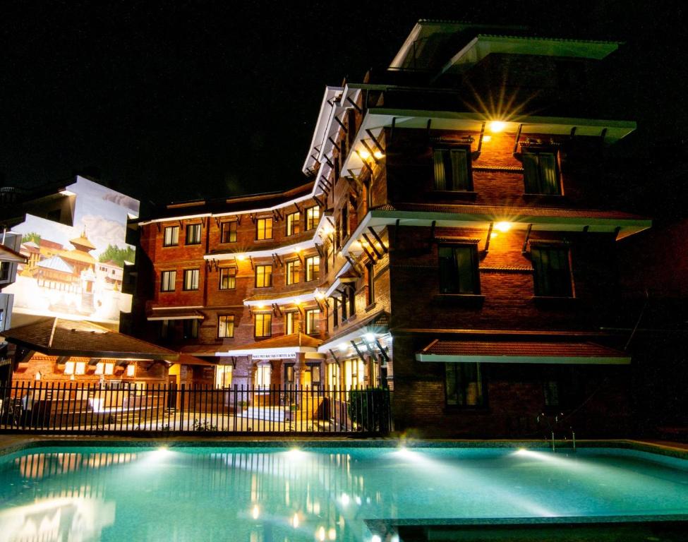 Bazén v ubytování Pashupati Boutique Hotel & Spa nebo v jeho okolí