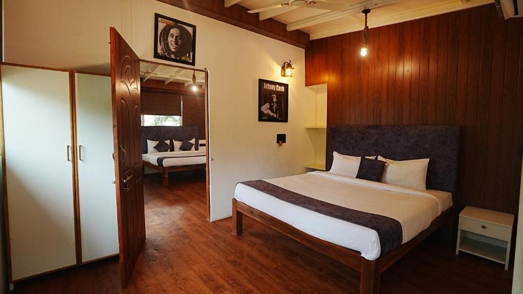 Postel nebo postele na pokoji v ubytování Anjoned Hostel & Cafe