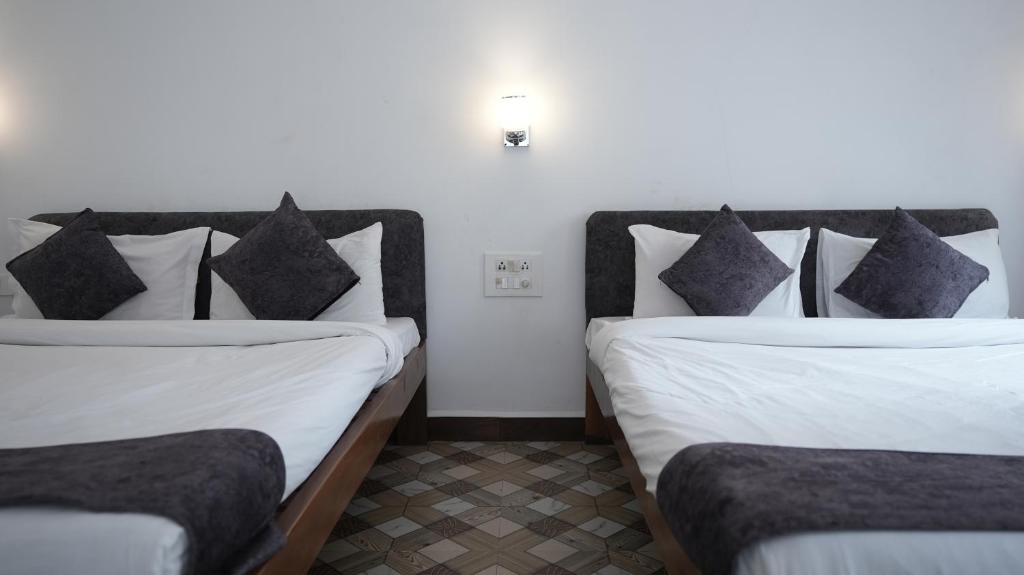 Postel nebo postele na pokoji v ubytování Anjoned Hostel & Cafe