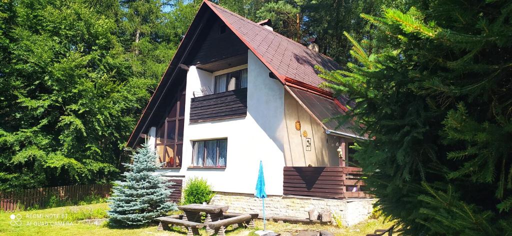 uma pequena casa branca com um telhado vermelho em U Suchánků em Jetřichovice